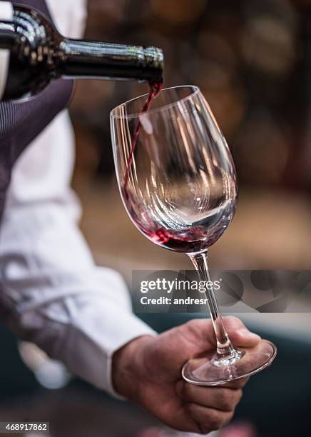 versare il vino alla winetaste - red wine foto e immagini stock