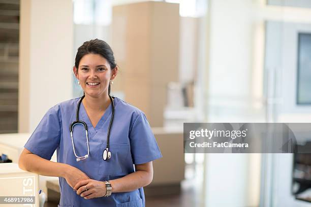 arzt oder krankenschwester in medizinische ambiente - assistent stock-fotos und bilder