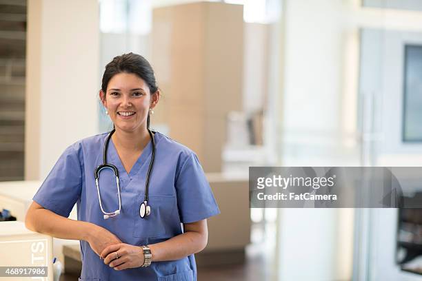 doctor or nurse in medical setting - asistant stock pictures, royalty-free photos & images