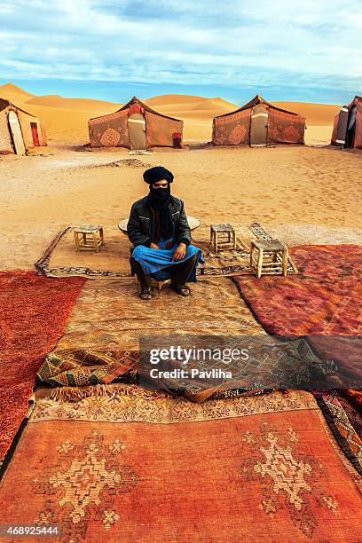 berbere guia fica no acampamento no deserto de saara - zagora imagens e fotografias de stock