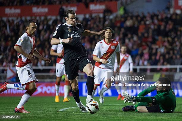 Gareth Bale competes for the ball with goalkeeper David Cobeno and his teammate Jose Ignacio Martinez alias Nacho during the La Liga match between...