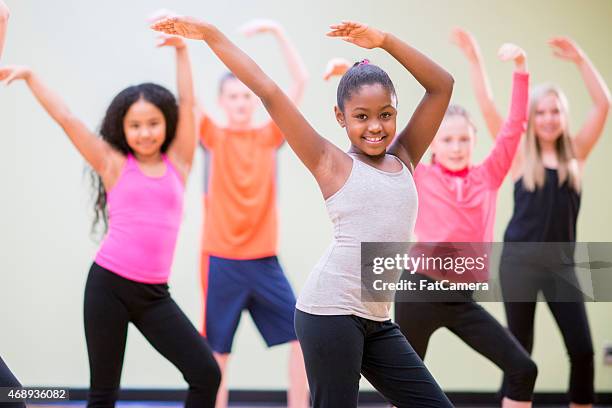 junge kinder beim tanzen - tanzstudio stock-fotos und bilder