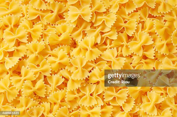 farfalle - lazos de pasta fotografías e imágenes de stock