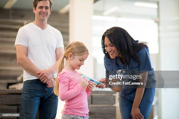 bambina con il padre del dentista - dentista bambini foto e immagini stock