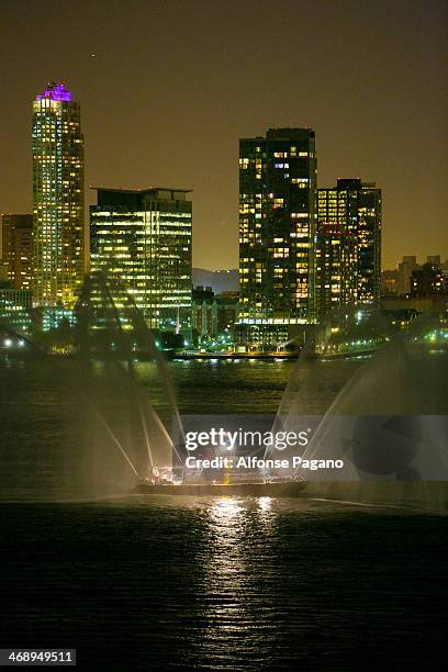 fire boat hudson riverr - hardscape stock pictures, royalty-free photos & images