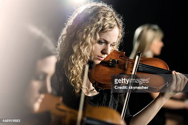 woman playing violin. - classical stockfoto's en -beelden