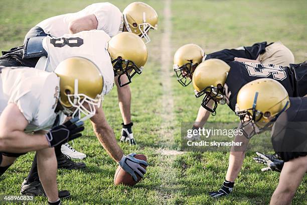 jogadores de futebol americano de posicionamento. - football lineman imagens e fotografias de stock