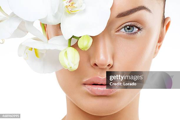 primer plano de mujer con maquillaje natural - spa treatment fotografías e imágenes de stock