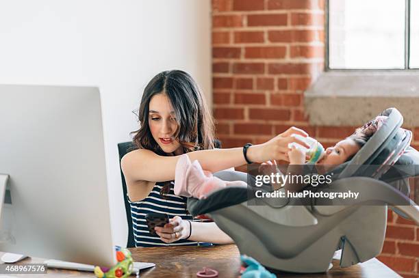 de vie équilibré entre travail et - polyvalence photos et images de collection