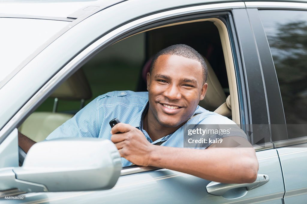 Junge afrikanische amerikanische Mann mit dem Auto