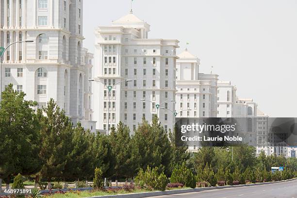white marble buildings of berzengi, ashgabat, - ashgabat imagens e fotografias de stock