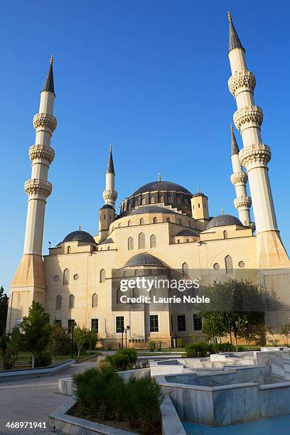 azadi mosque, ashgabat, turkmenistan - ashgabat imagens e fotografias de stock