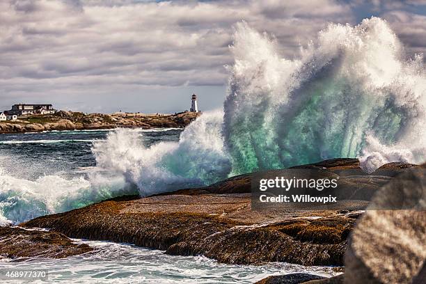 battu par le vent lourd surf à peggys cove en nouvelle-écosse, canada - vague déferlante photos et images de collection