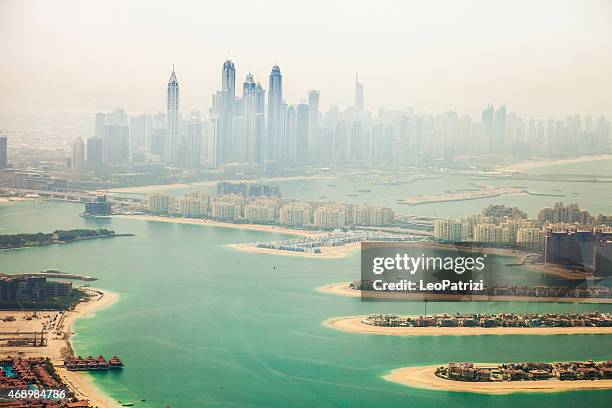 dubai marina-skyline und die palm island luftbild - luxury hotel island stock-fotos und bilder