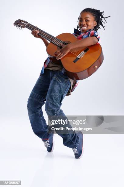 sich von der musik! - saiteninstrument spielen stock-fotos und bilder