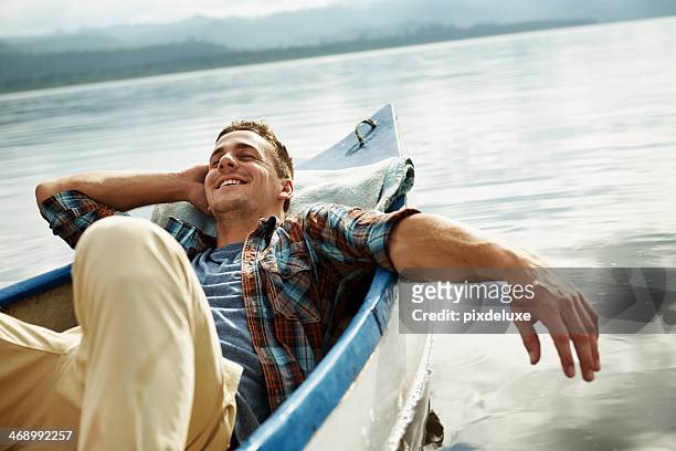 prendere un giorno di pausa dal suo stile di vita frenetico - boat in lake foto e immagini stock