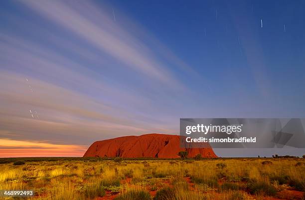 uluru ao luar - uluru - fotografias e filmes do acervo