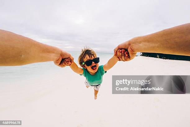 fliegen um - baby in sunglass stock-fotos und bilder