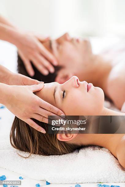 couple receiving head massage. - massage couple 個照片及圖片檔