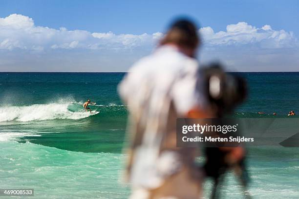 cameraman filming surfer - sunset beach fotografías e imágenes de stock