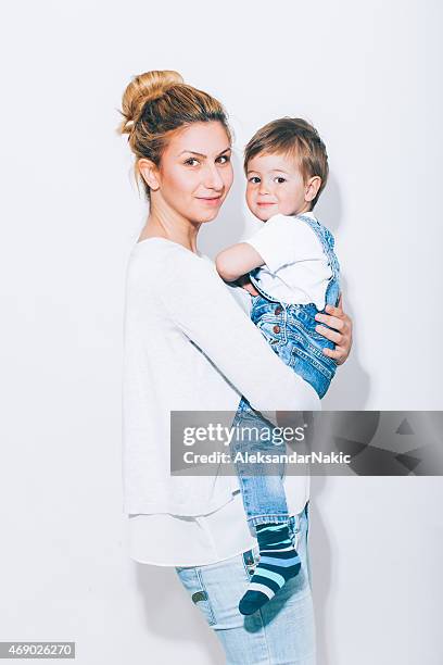 mother and son - boy holding picture cut out stockfoto's en -beelden