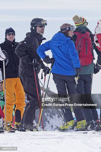 Beltran Gomez Acebo, King Felipe VI of Spain, Mireia Blanch and Prince Kyril of Bulgaria are seen on March 8, 2015 in Baqueira Beret, Spain.