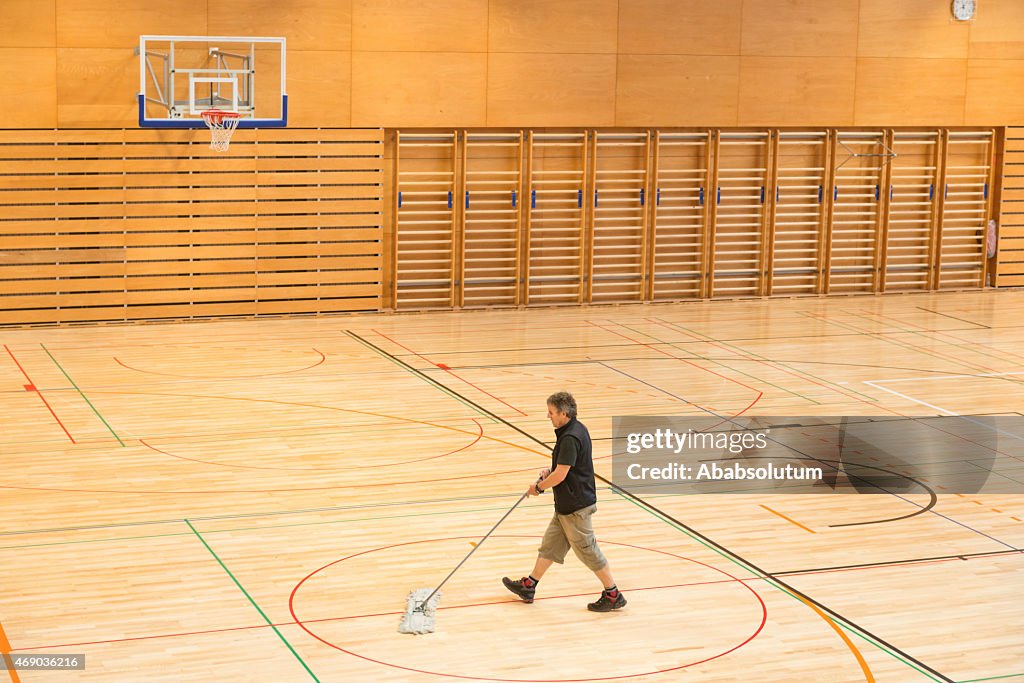 Alter Mann, die Reinigung Etage in der Sporthalle, Europa