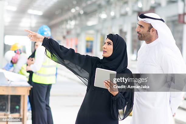 sie beenden sie es! - emirati at work stock-fotos und bilder