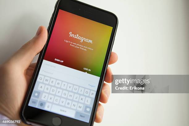 instagram app on iphone 6 plus - instagram stockfoto's en -beelden
