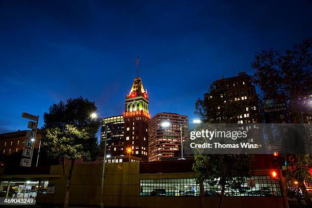 downtown oakland at night - oakland california fotografías e imágenes de stock