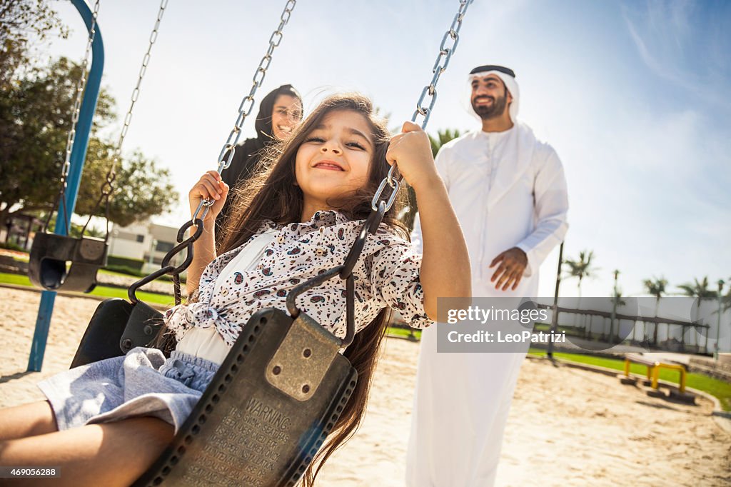 Feliz joven familia tradicional en Dubai, Emiratos Árabes Unidos