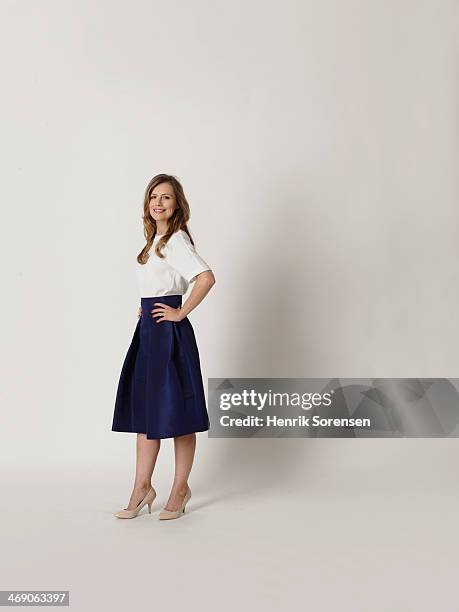 portrait of a young woman smiling - white skirt foto e immagini stock
