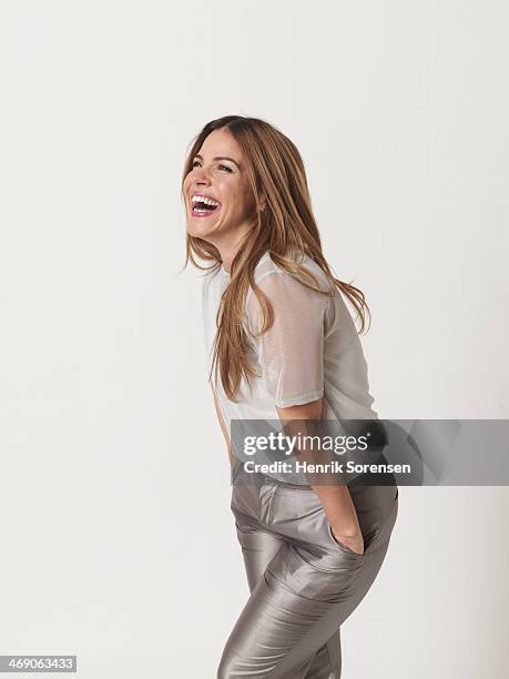 portrait of a young woman on a white backdrop - blusa prateada - fotografias e filmes do acervo