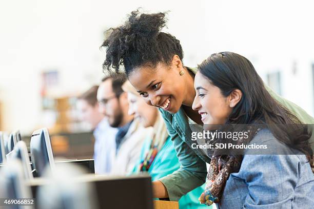 diversas mid adulto usando computadores em classe de alunos do college - instructor oficio - fotografias e filmes do acervo