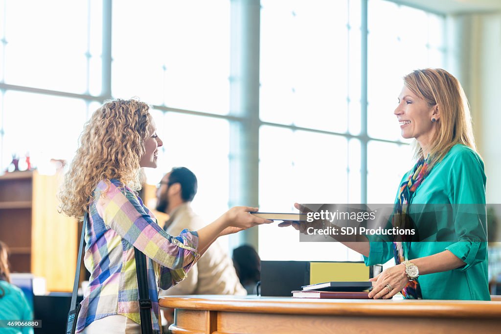 Escola ou de estudante universitário a devolução for feita livro da biblioteca