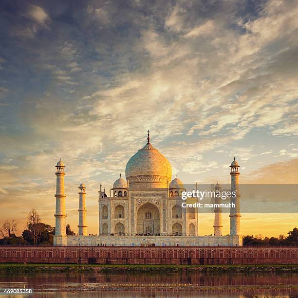 das taj mahal bei sonnenuntergang - tadsch mahal stock-fotos und bilder