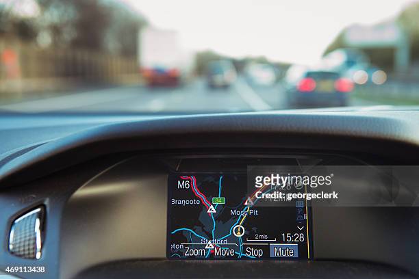 navigation dans la voiture sateillite à utiliser sur la route. - satnav photos et images de collection