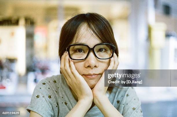 portrait with her glass - taiwanese ethnicity stockfoto's en -beelden