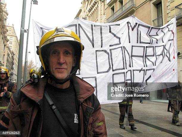 Manifestación de protesta en contra de los recortes, la corrupción y el abuso del poder político... Bombers pel canvi, bcn 2014 © tostoneone