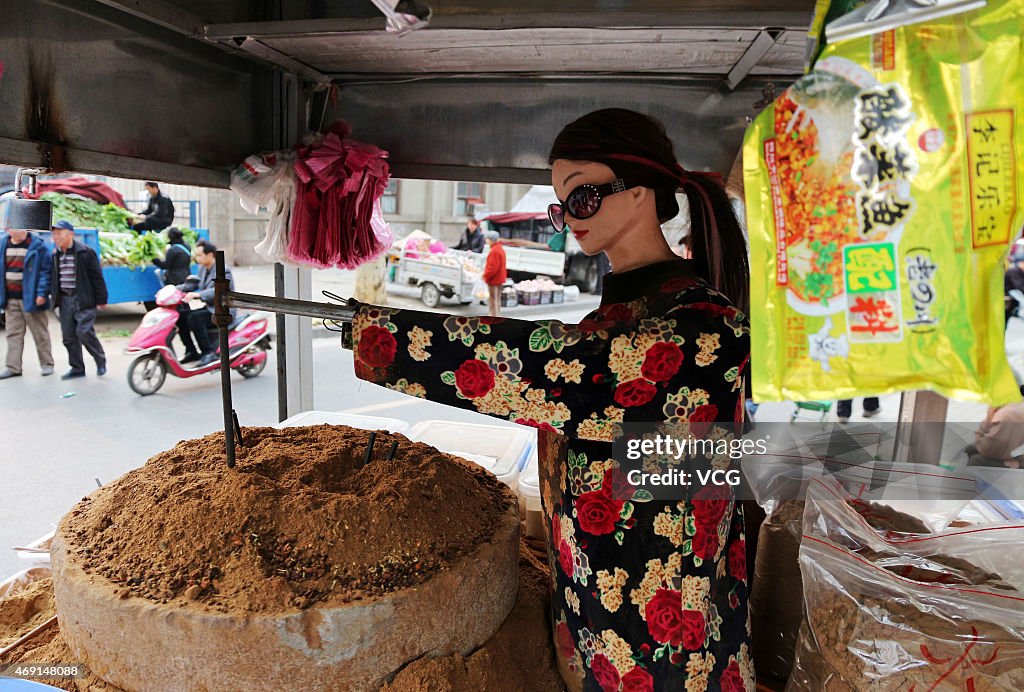 A Mannequin Helps A Stall To Sell Seasoning Powders In Zhengzhou