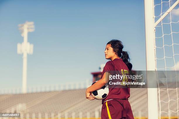 giocatore di calcio femminile - posizione sportiva foto e immagini stock