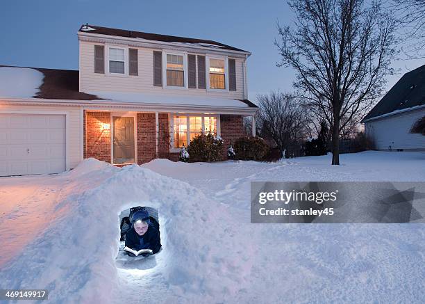 escapismo, en un iglú de invierno - iglu fotografías e imágenes de stock