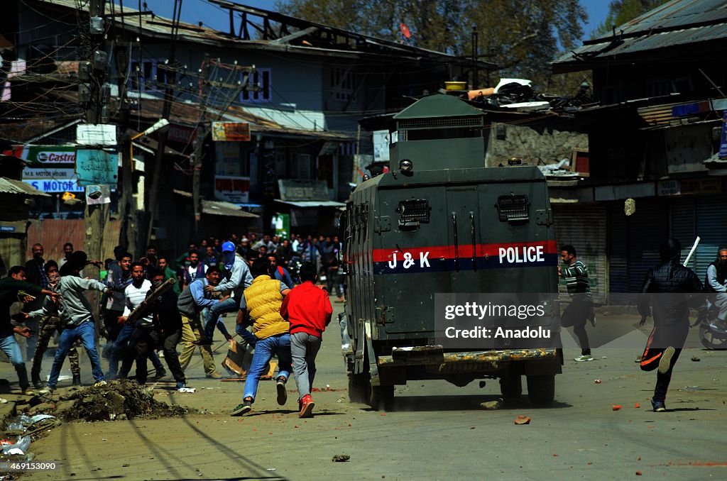 Violent clashes between protesters and Indian police in Kashmir