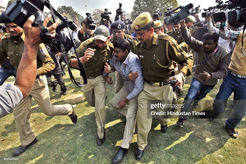 Protest Over Telangana Issue, Pepper Spray Used Inside The Parliament