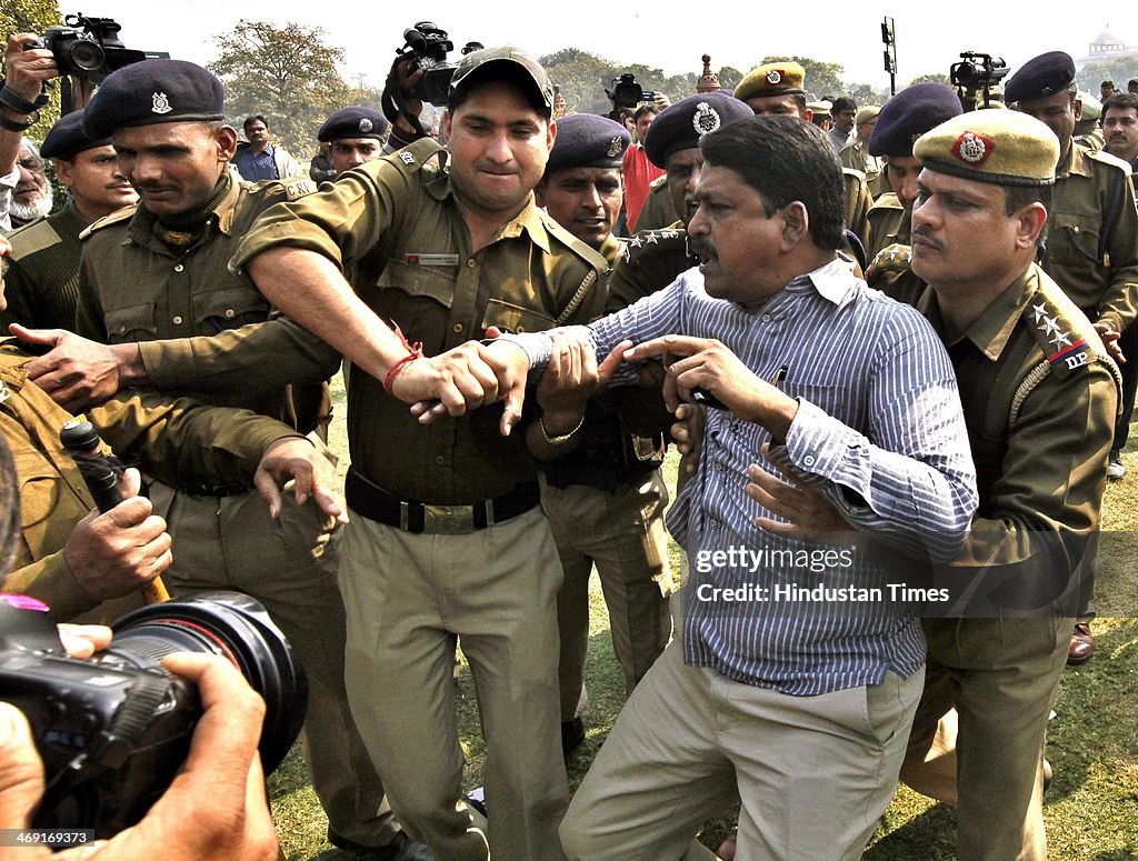Protest Over Telangana Issue, Pepper Spray Used Inside The Parliament