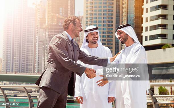 uomini d'affari che ha colpito un deal di dubai. - gulf countries foto e immagini stock