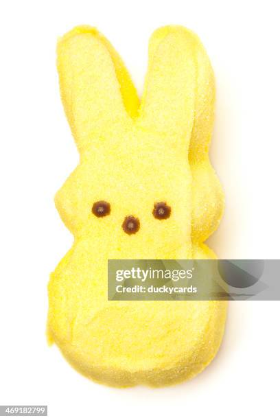 peeps gelbe marshmallow bunny - marshmallow peeps stock-fotos und bilder