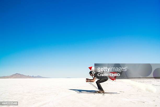 esquiador con roqueta en su espalda en el desierto. - cohete despegue fotografías e imágenes de stock