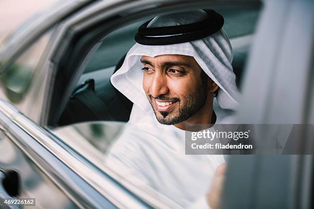 hombre de negocios árabe en automóvil - etnias de oriente medio fotografías e imágenes de stock