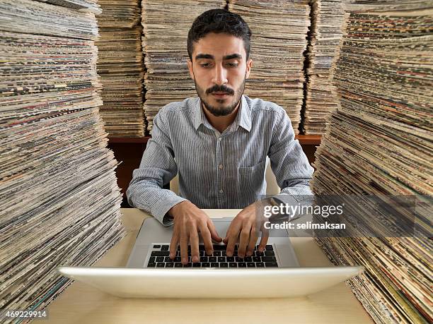 erwachsener mann recherchen auf computer in zeitung archive - searching mess stock-fotos und bilder